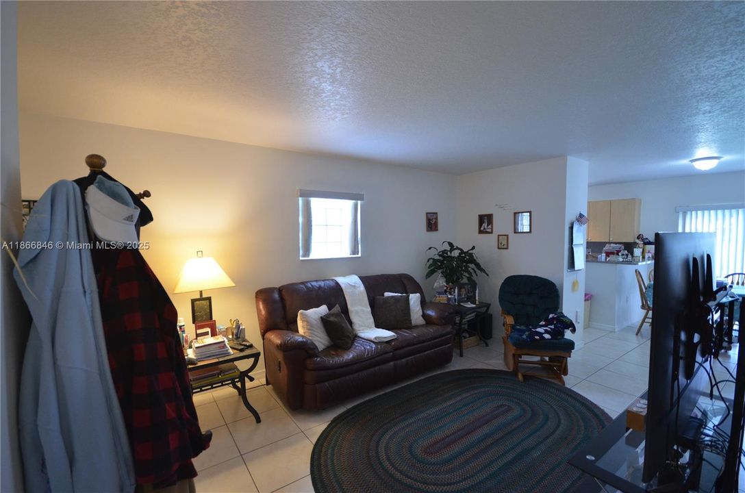 En Venta: $280,000 (3 camas, 2 baños, 1099 Pies cuadrados)