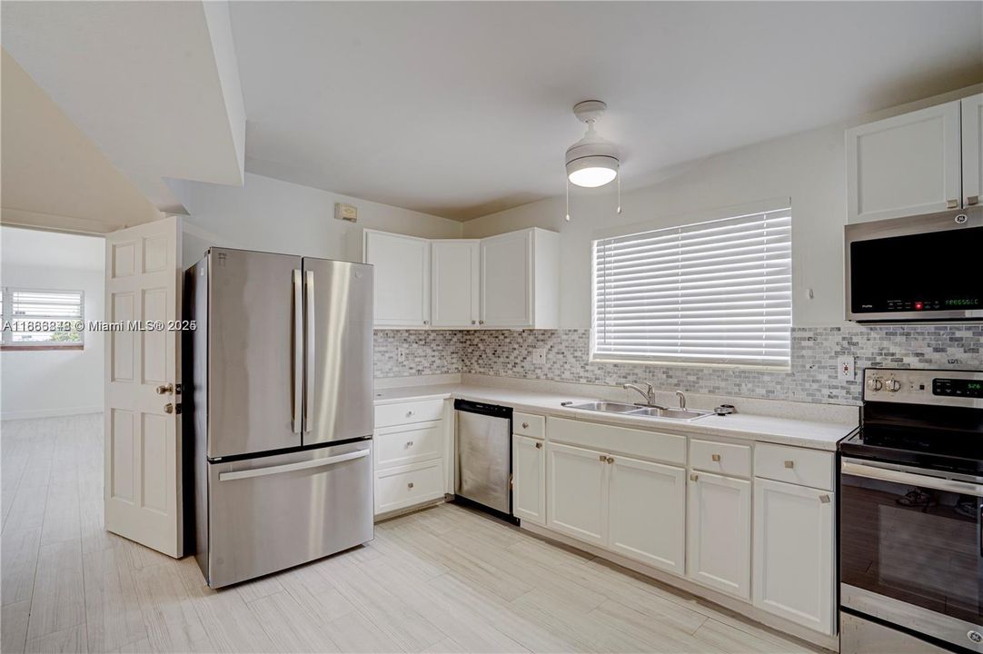 Под контрактом: $3,499 (3 спален, 3 ванн, 1538 Квадратных фут)