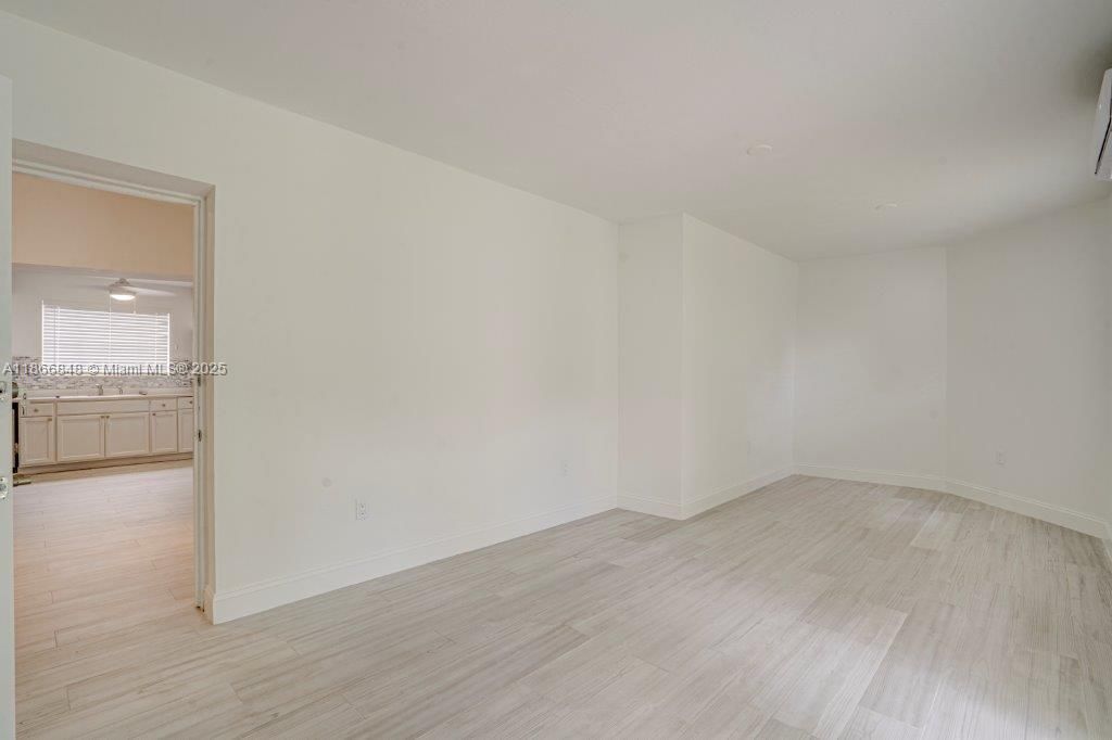 Под контрактом: $3,499 (3 спален, 3 ванн, 1538 Квадратных фут)