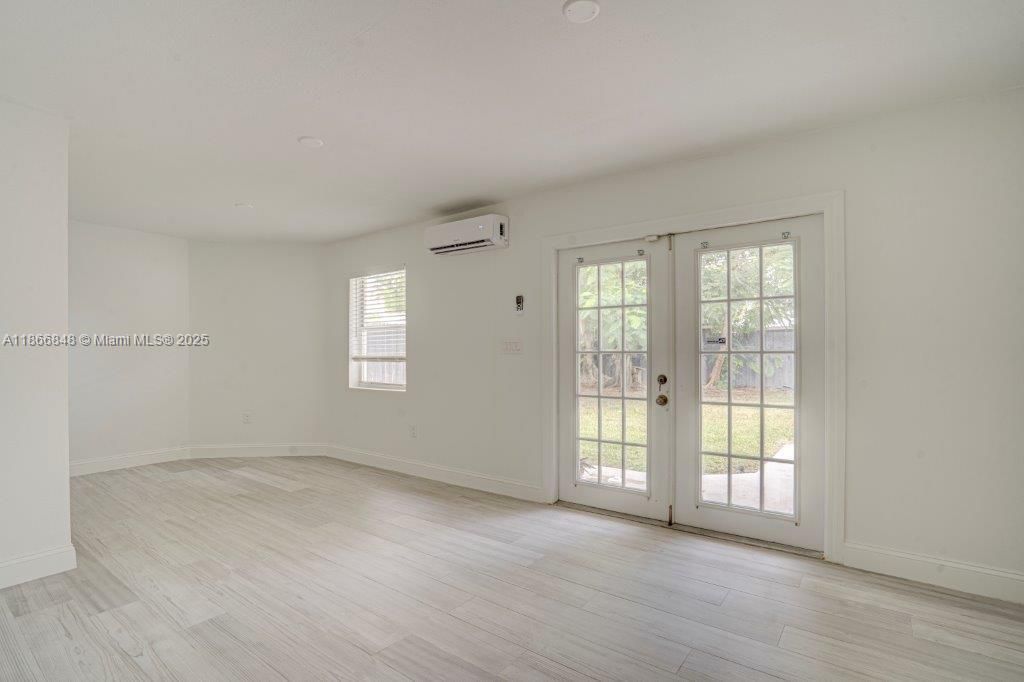 Под контрактом: $3,499 (3 спален, 3 ванн, 1538 Квадратных фут)