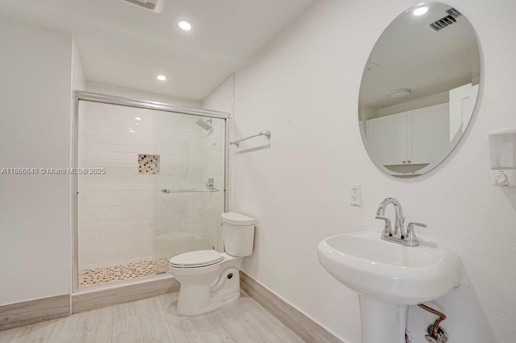 Под контрактом: $3,499 (3 спален, 3 ванн, 1538 Квадратных фут)