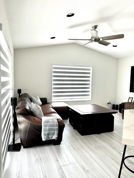 Active With Contract: $3,900 (3 beds, 2 baths, 1862 Square Feet)