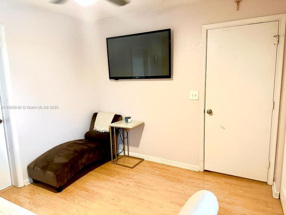 Active With Contract: $3,900 (3 beds, 2 baths, 1862 Square Feet)