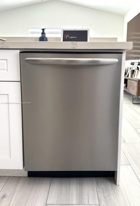 Active With Contract: $3,900 (3 beds, 2 baths, 1862 Square Feet)