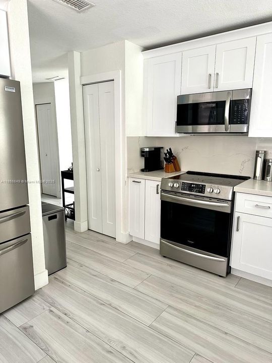 Active With Contract: $3,900 (3 beds, 2 baths, 1862 Square Feet)