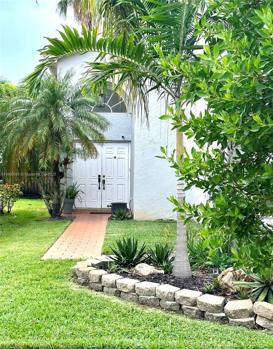 Active With Contract: $3,900 (3 beds, 2 baths, 1862 Square Feet)