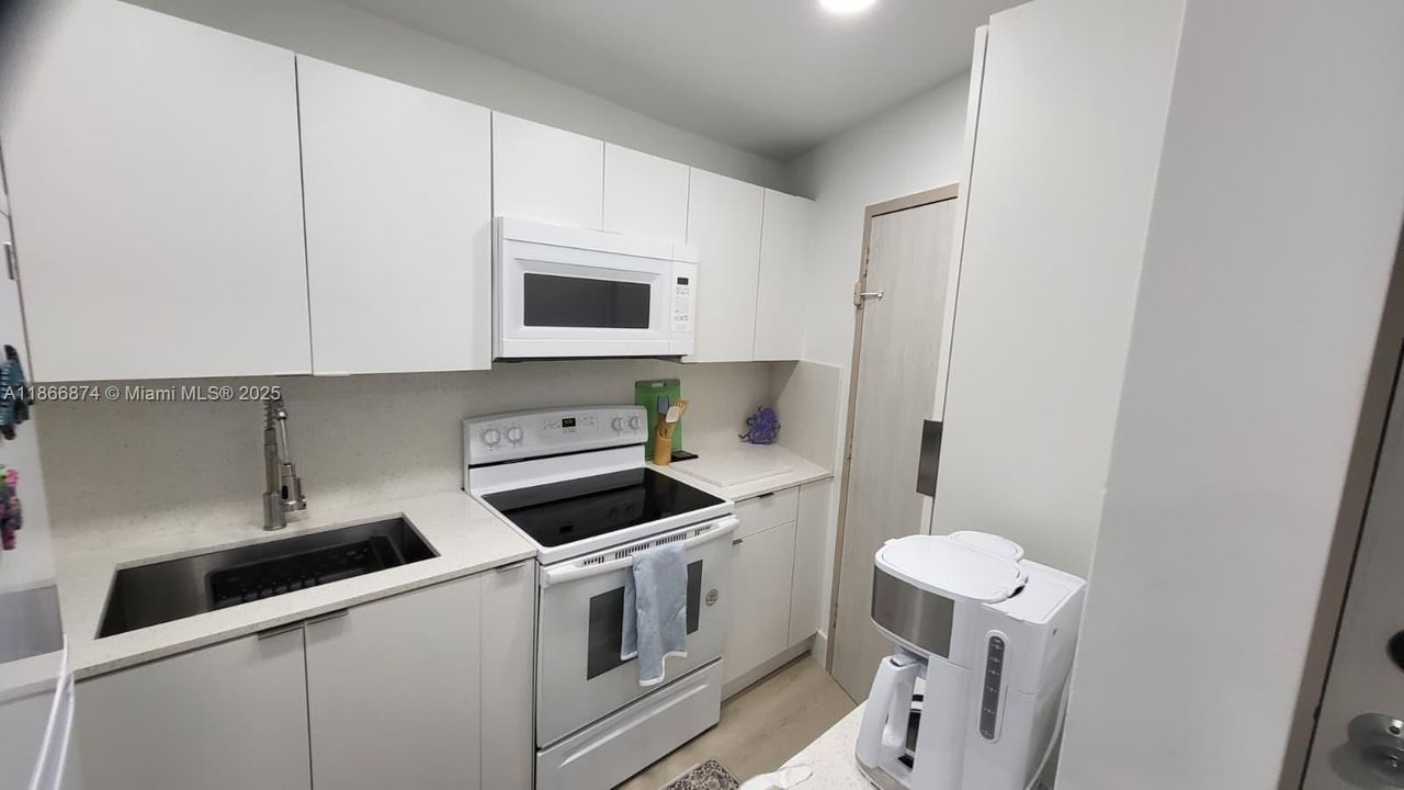 合同活跃: $3,000 (1 贝兹, 1 浴室, 797 平方英尺)