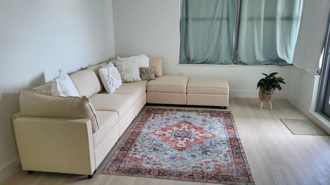 合同活跃: $3,000 (1 贝兹, 1 浴室, 797 平方英尺)