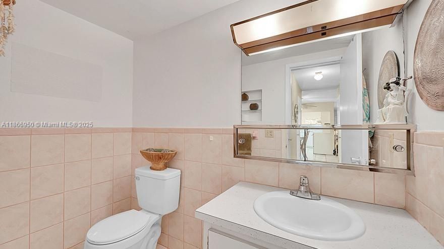 For Sale: $149,000 (1 beds, 1 baths, 720 Square Feet)