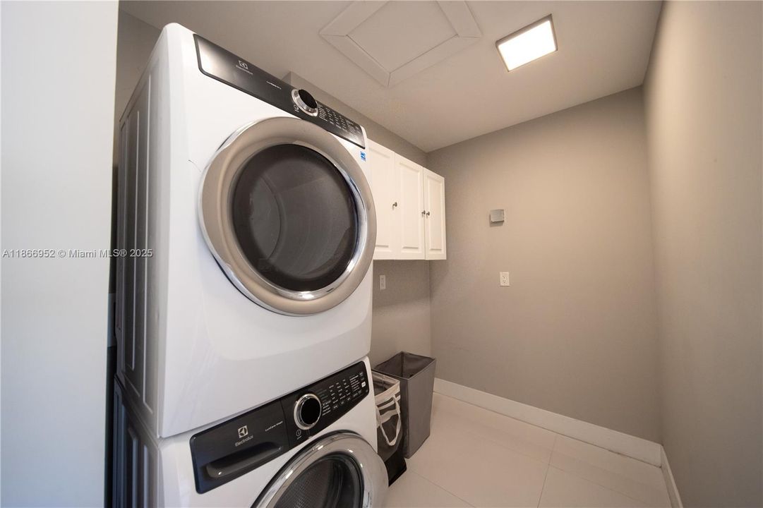 Active With Contract: $8,500 (4 beds, 3 baths, 2948 Square Feet)