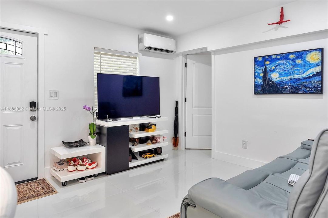 待售: $849,999 (0 贝兹, 0 浴室, 1526 平方英尺)