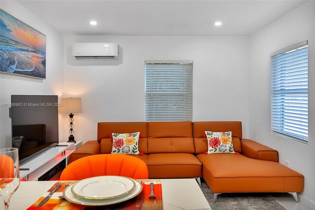 待售: $849,999 (0 贝兹, 0 浴室, 1526 平方英尺)