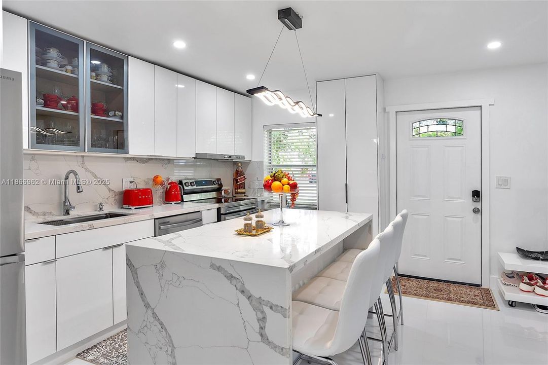 待售: $849,999 (0 贝兹, 0 浴室, 1526 平方英尺)