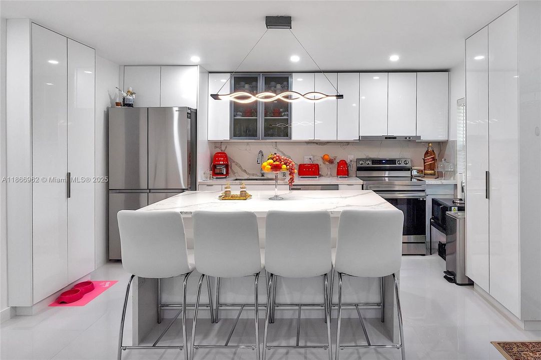 待售: $849,999 (0 贝兹, 0 浴室, 1526 平方英尺)