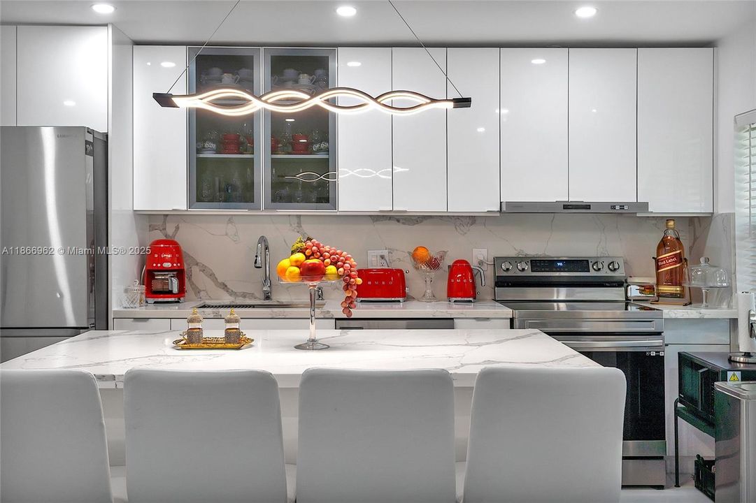 待售: $849,999 (0 贝兹, 0 浴室, 1526 平方英尺)