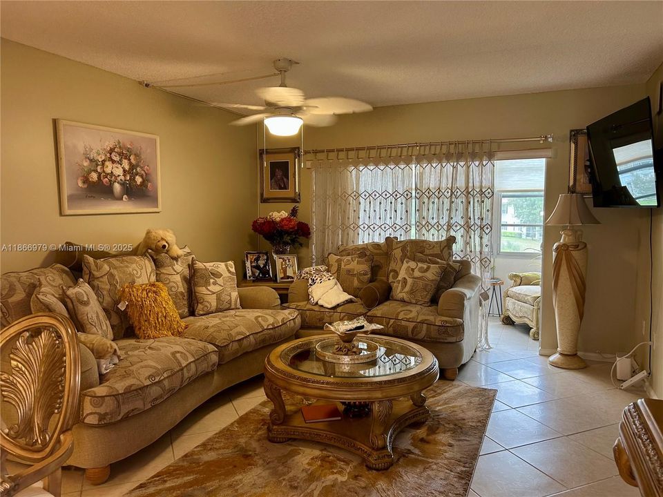 En Venta: $165,000 (2 camas, 2 baños, 950 Pies cuadrados)
