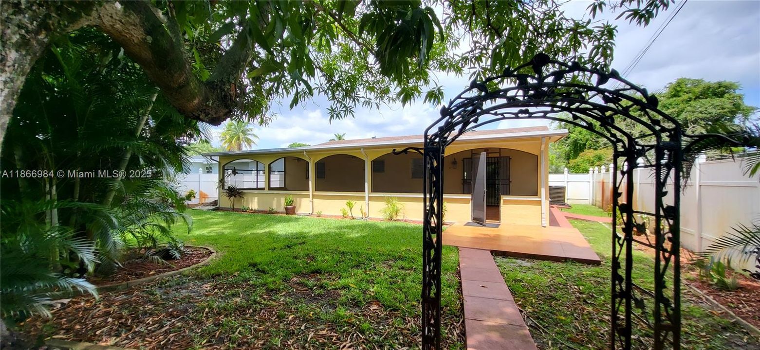 Activo con contrato: $3,500 (3 camas, 2 baños, 1392 Pies cuadrados)