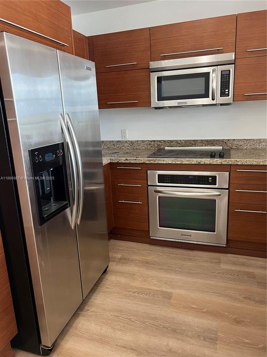 合同活跃: $2,450 (1 贝兹, 2 浴室, 954 平方英尺)