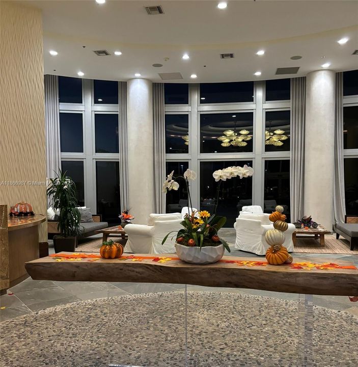 合同活跃: $2,450 (1 贝兹, 2 浴室, 954 平方英尺)