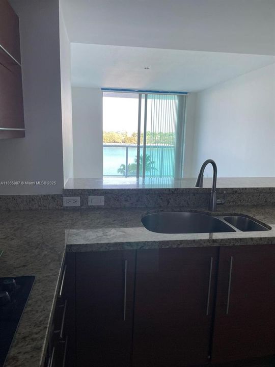 合同活跃: $2,450 (1 贝兹, 2 浴室, 954 平方英尺)