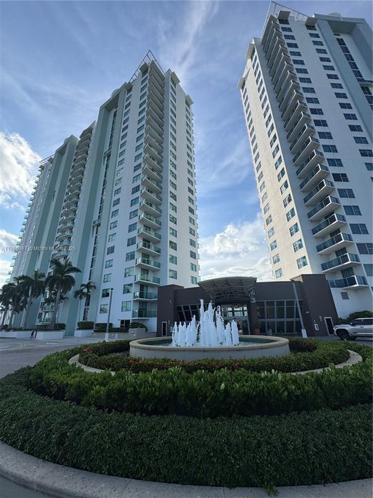 合同活跃: $2,450 (1 贝兹, 2 浴室, 954 平方英尺)