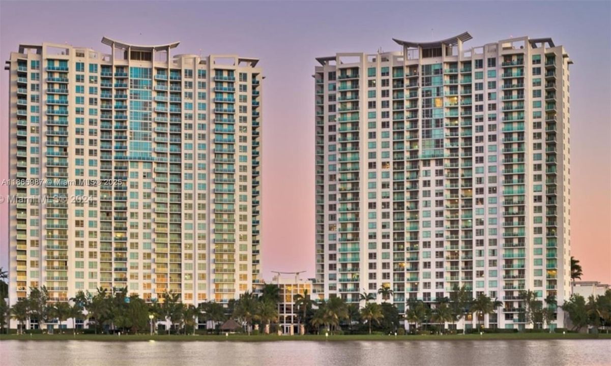 合同活跃: $2,450 (1 贝兹, 2 浴室, 954 平方英尺)