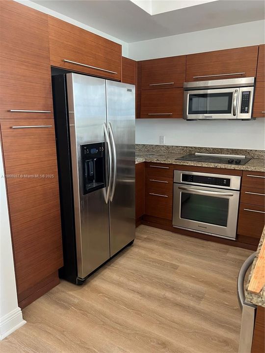 合同活跃: $2,450 (1 贝兹, 2 浴室, 954 平方英尺)