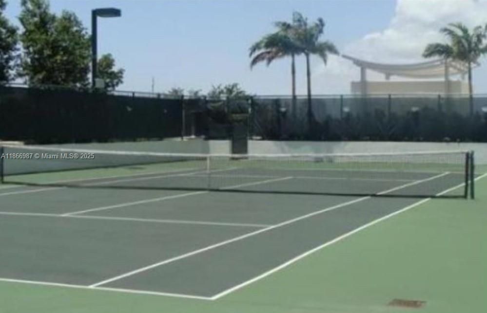 合同活跃: $2,450 (1 贝兹, 2 浴室, 954 平方英尺)