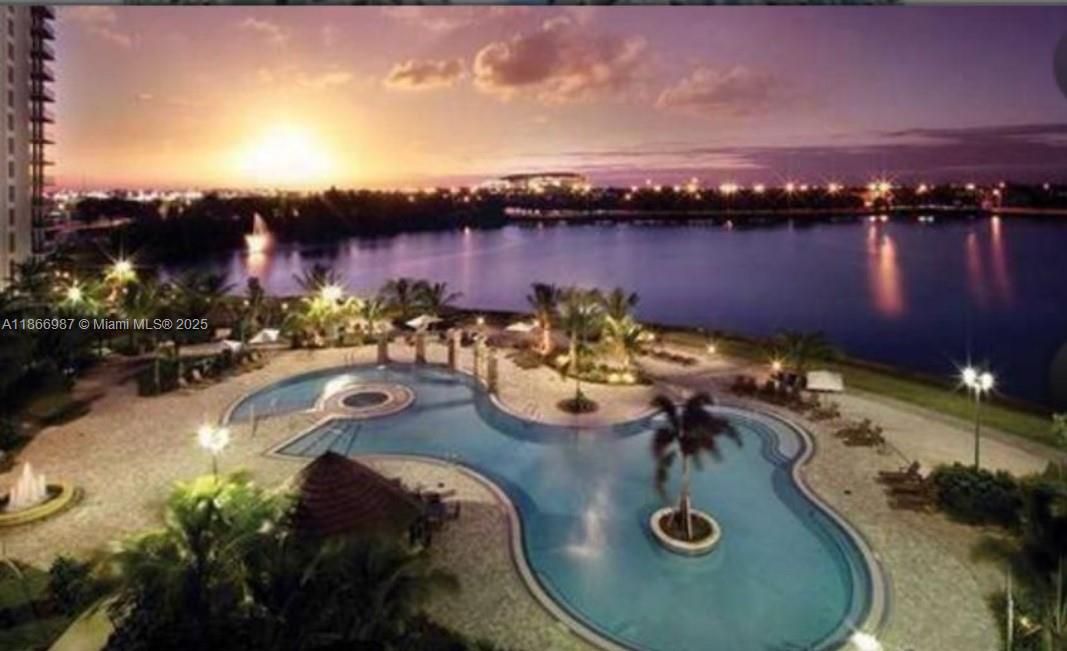 合同活跃: $2,450 (1 贝兹, 2 浴室, 954 平方英尺)