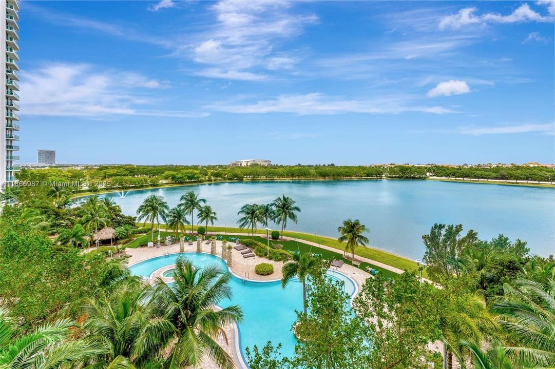 合同活跃: $2,450 (1 贝兹, 2 浴室, 954 平方英尺)