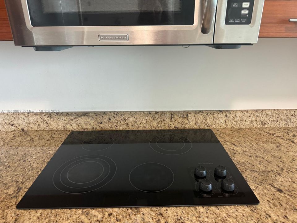 合同活跃: $2,450 (1 贝兹, 2 浴室, 954 平方英尺)