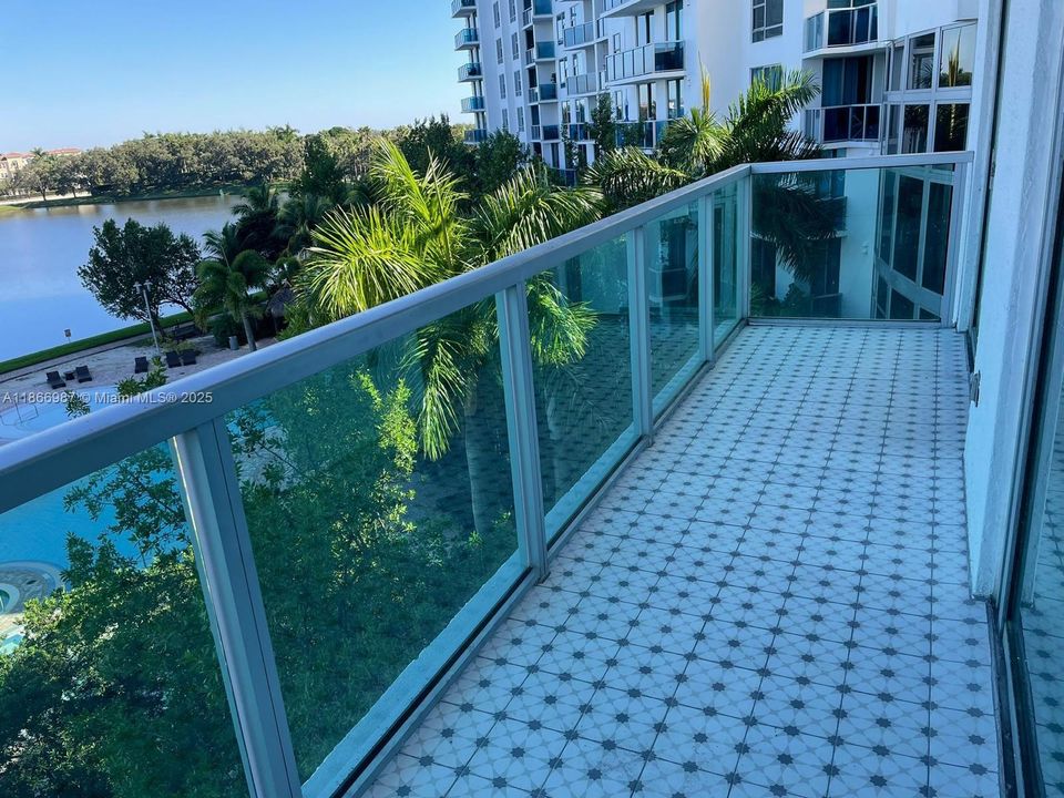 合同活跃: $2,450 (1 贝兹, 2 浴室, 954 平方英尺)