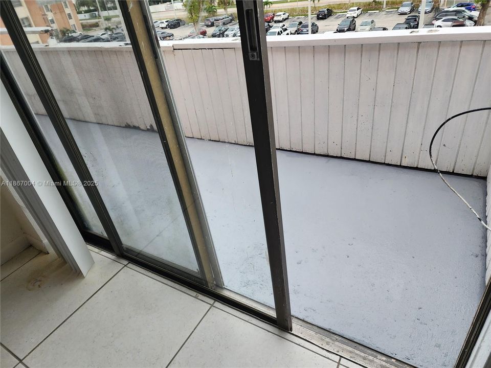 Active With Contract: $1,670 (1 beds, 1 baths, 660 Square Feet)