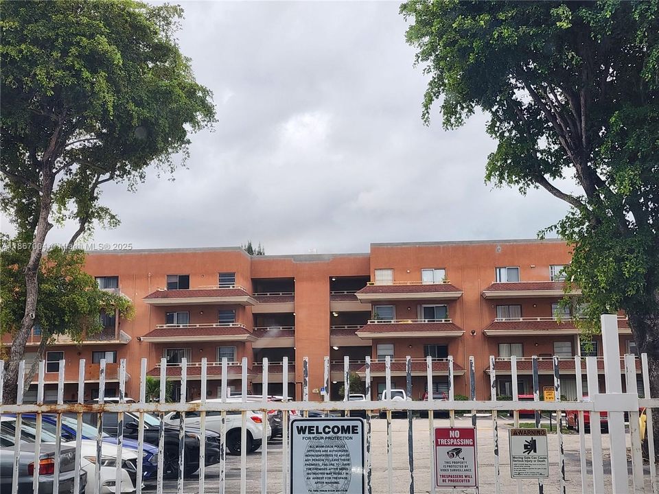 Active With Contract: $1,670 (1 beds, 1 baths, 660 Square Feet)