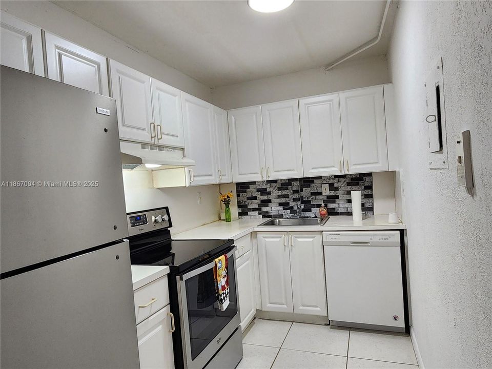 Active With Contract: $1,670 (1 beds, 1 baths, 660 Square Feet)