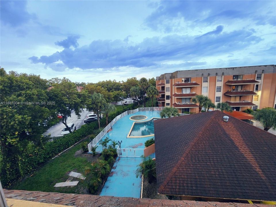 Active With Contract: $1,670 (1 beds, 1 baths, 660 Square Feet)