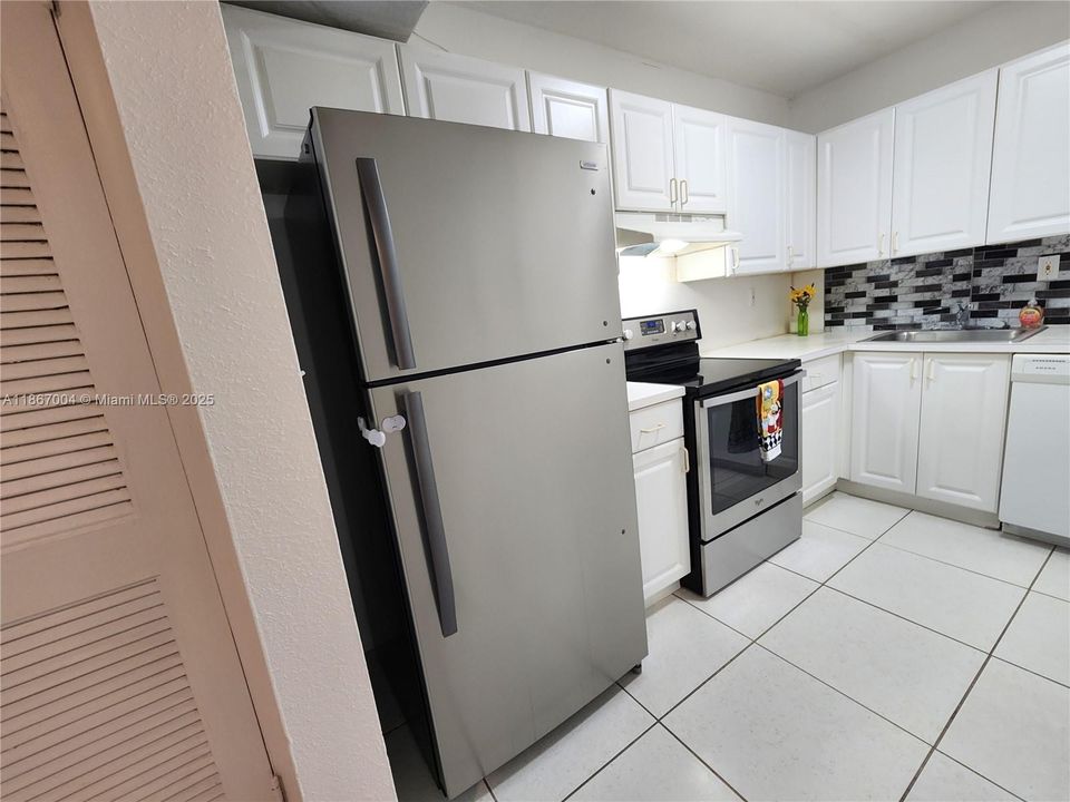 Active With Contract: $1,670 (1 beds, 1 baths, 660 Square Feet)