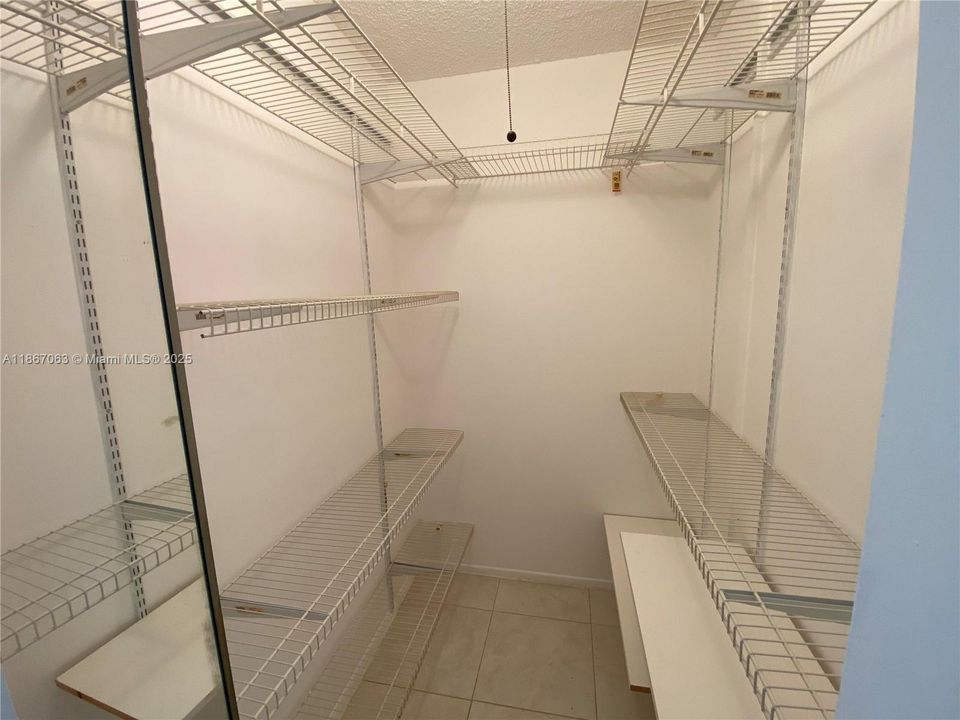 Recently Sold: $215,000 (1 beds, 1 baths, 924 Square Feet)