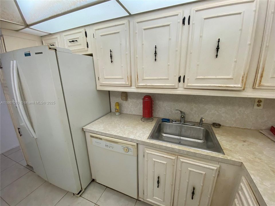 Recently Sold: $215,000 (1 beds, 1 baths, 924 Square Feet)