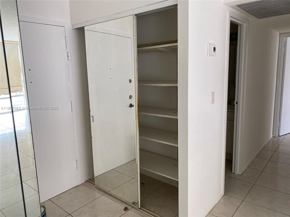 Recently Sold: $215,000 (1 beds, 1 baths, 924 Square Feet)