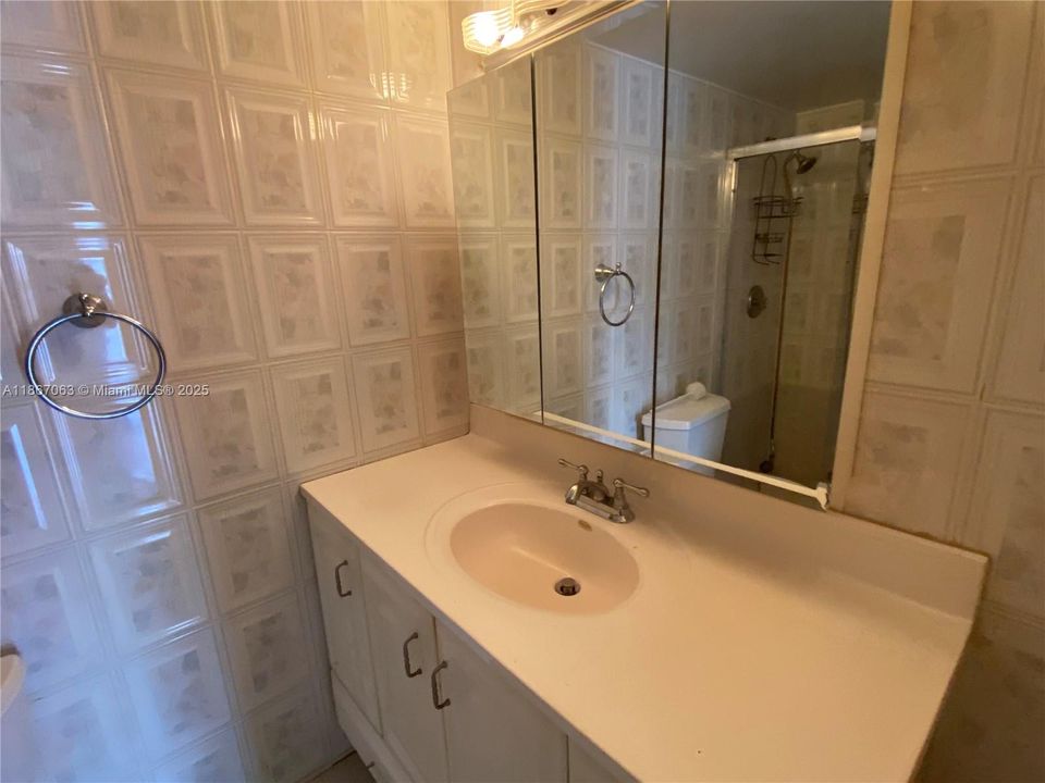 Recently Sold: $215,000 (1 beds, 1 baths, 924 Square Feet)