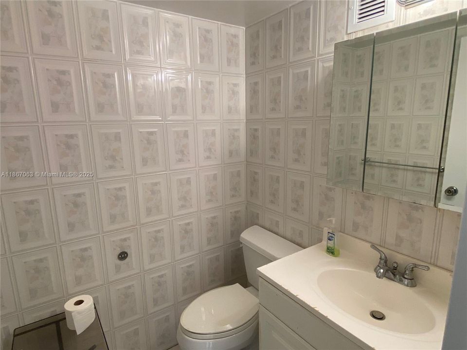 Recently Sold: $215,000 (1 beds, 1 baths, 924 Square Feet)