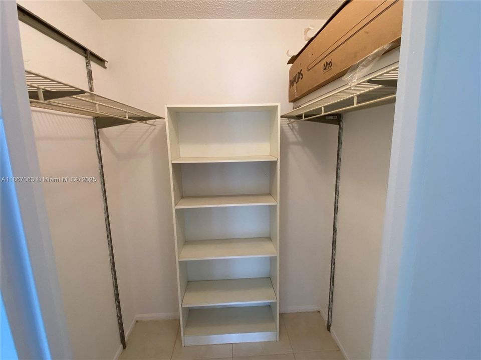 Recently Sold: $215,000 (1 beds, 1 baths, 924 Square Feet)