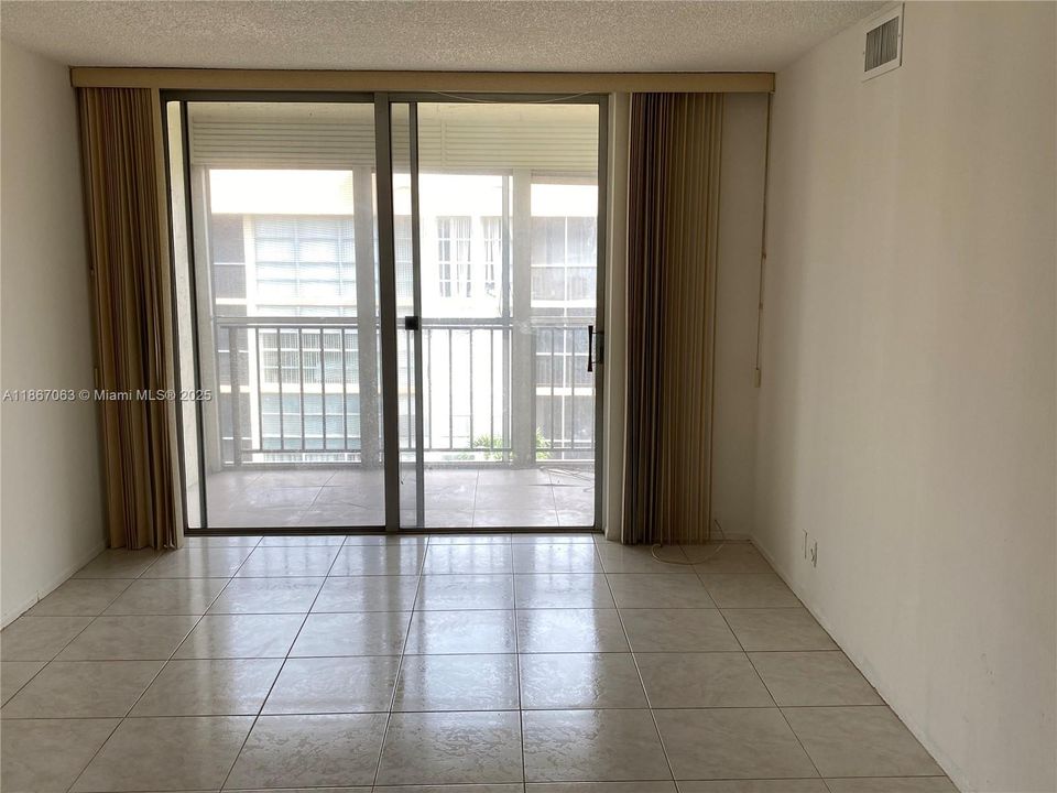 Recently Sold: $215,000 (1 beds, 1 baths, 924 Square Feet)