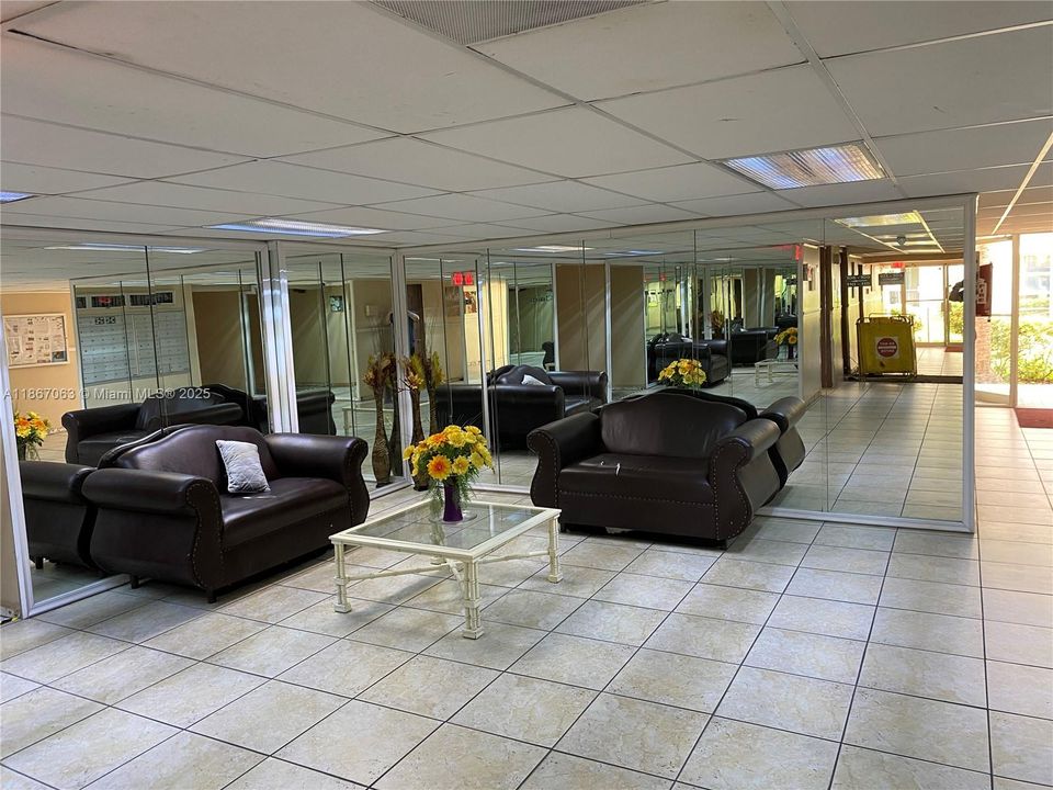 Recently Sold: $215,000 (1 beds, 1 baths, 924 Square Feet)