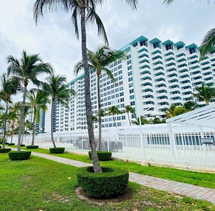 合同活跃: $339,000 (0 贝兹, 1 浴室, 600 平方英尺)