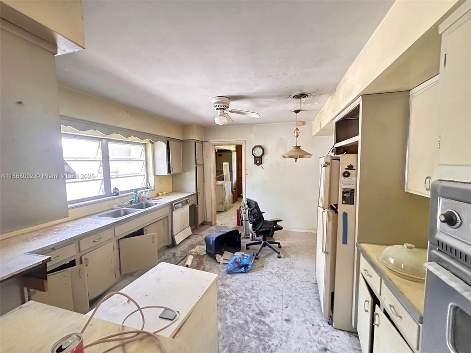 Recently Sold: $750,000 (3 beds, 2 baths, 2390 Square Feet)