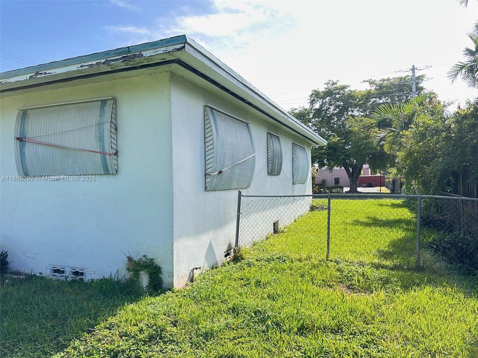 Recently Sold: $750,000 (3 beds, 2 baths, 2390 Square Feet)