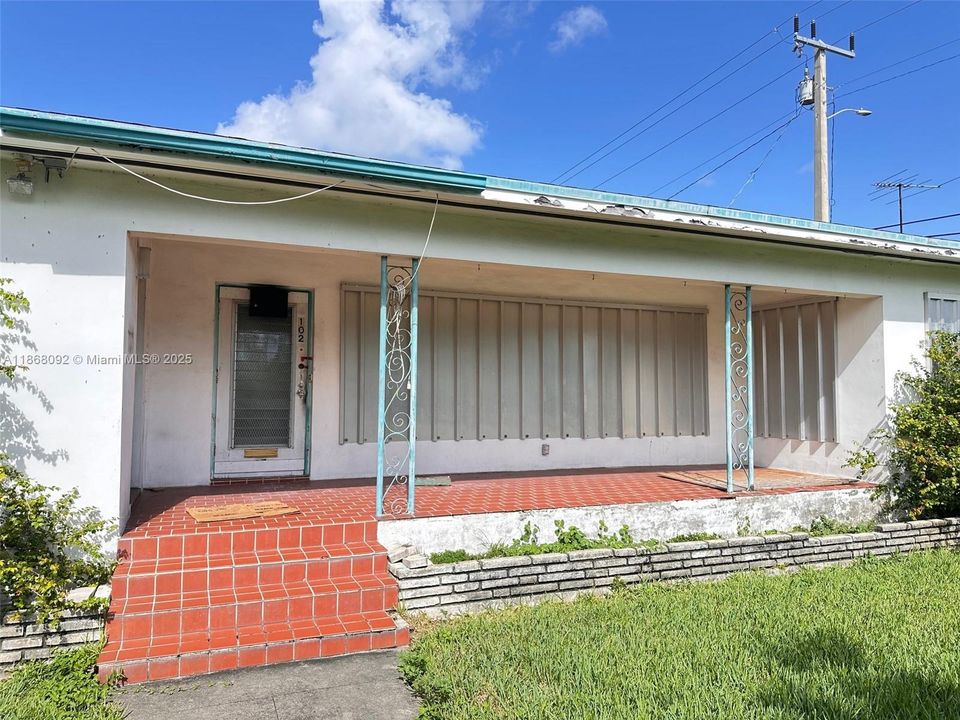 Recently Sold: $750,000 (3 beds, 2 baths, 2390 Square Feet)