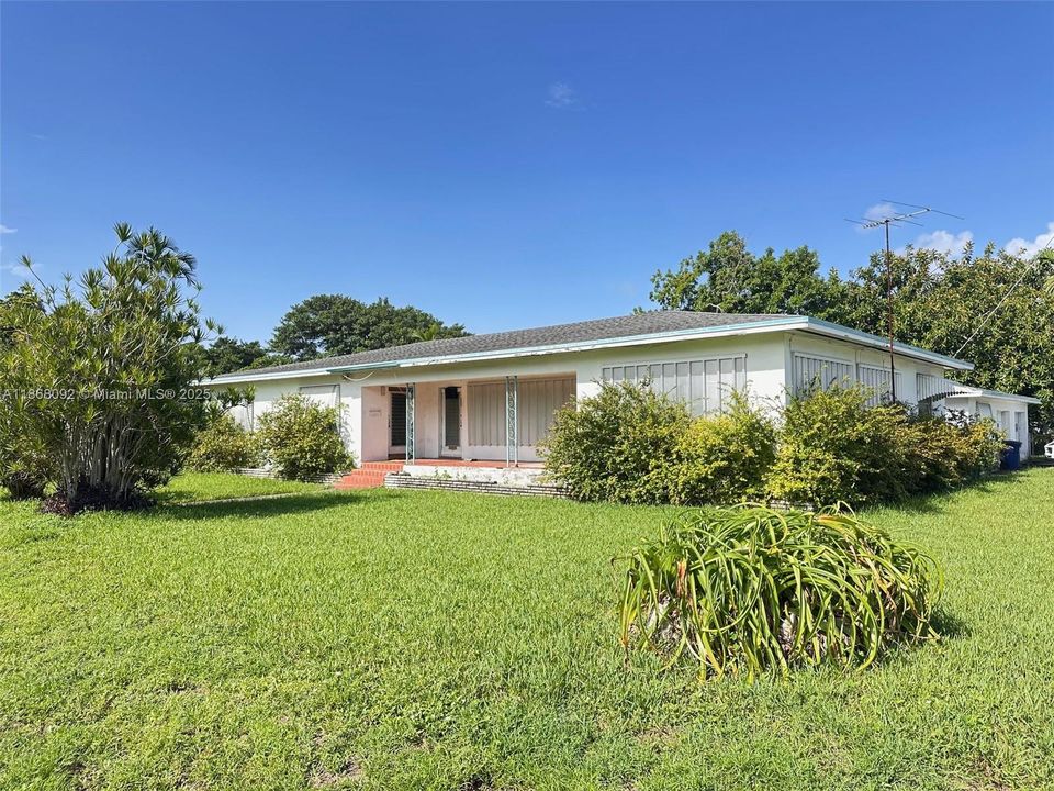 Recently Sold: $750,000 (3 beds, 2 baths, 2390 Square Feet)